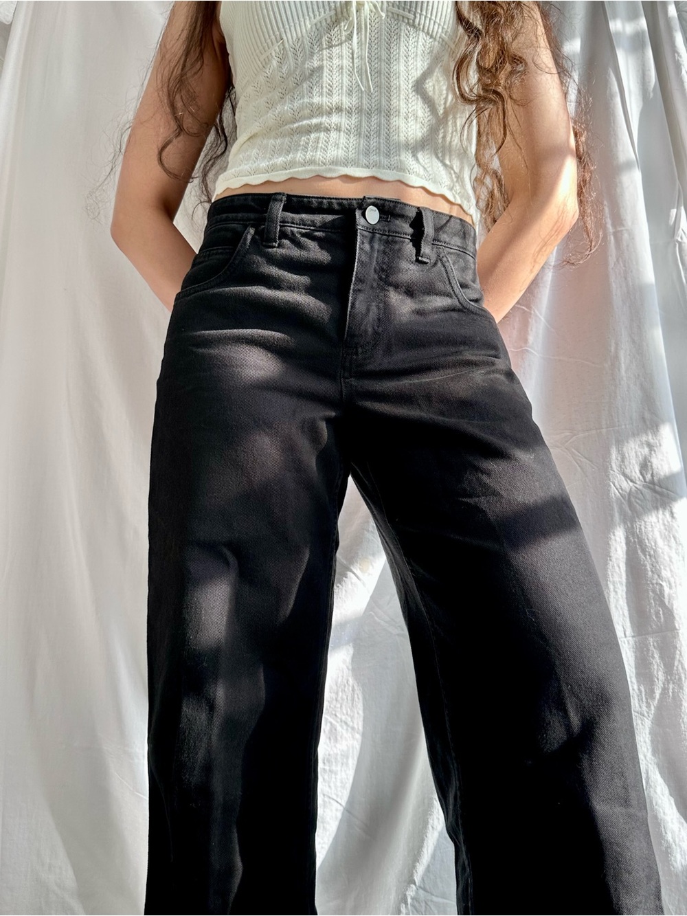 aritzia TnA mid rise wide leg jeans
Size 2